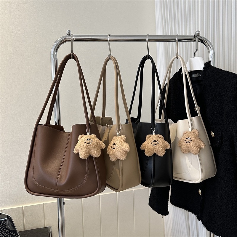 PU anyagú tote táska, vízszintes négyszögletes forma, mágneses záródás, nylon bélés, belső cipzáras zseb