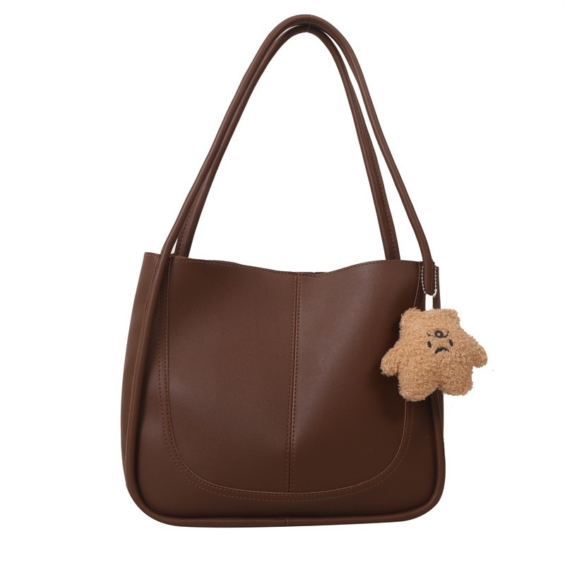 PU anyagú tote táska, vízszintes négyszögletes forma, mágneses záródás, nylon bélés, belső cipzáras zseb