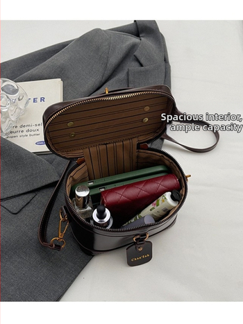 Geantă cosmetică în stil Chanel, vintage, din PU, cu fermoar, formă ovală, căptușeală de poliester, buzunar pentru ID