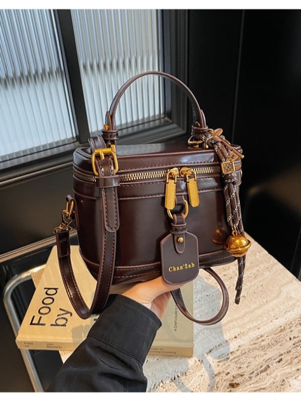 Chanel stila vintage kosmētikas soma no PU materiāla, ar rāvējslēdzēja aizdari, ovālas formas, poliestera iekšpuse, ID kabatiņa