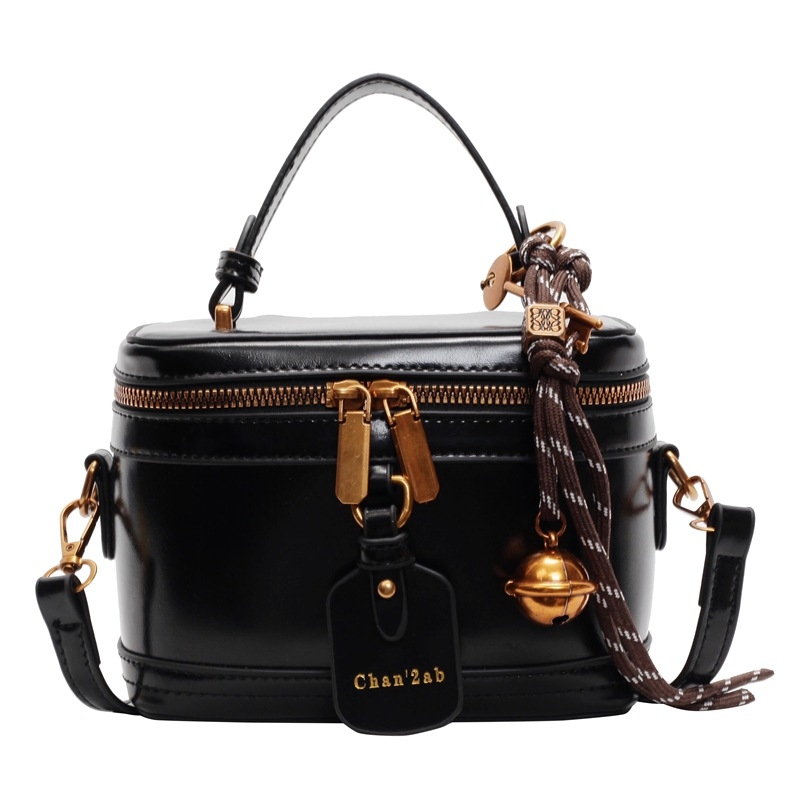 Chanel stila vintage kosmētikas soma no PU materiāla, ar rāvējslēdzēja aizdari, ovālas formas, poliestera iekšpuse, ID kabatiņa