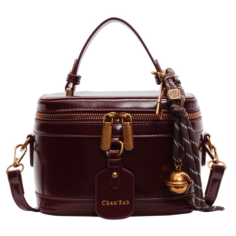 Chanel stila vintage kosmētikas soma no PU materiāla, ar rāvējslēdzēja aizdari, ovālas formas, poliestera iekšpuse, ID kabatiņa
