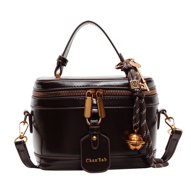 Chanel stila vintage kosmētikas soma no PU materiāla, ar rāvējslēdzēja aizdari, ovālas formas, poliestera iekšpuse, ID kabatiņa