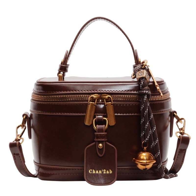 Chanel stila vintage kosmētikas soma no PU materiāla, ar rāvējslēdzēja aizdari, ovālas formas, poliestera iekšpuse, ID kabatiņa