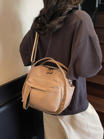 Uniszex nylon crossbody táska, vízszintes négyzet alakú forma, cipzáras nyitás, laminált belső zseb