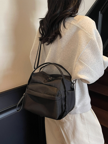 Uniszex nylon crossbody táska, vízszintes négyzet alakú forma, cipzáras nyitás, laminált belső zseb