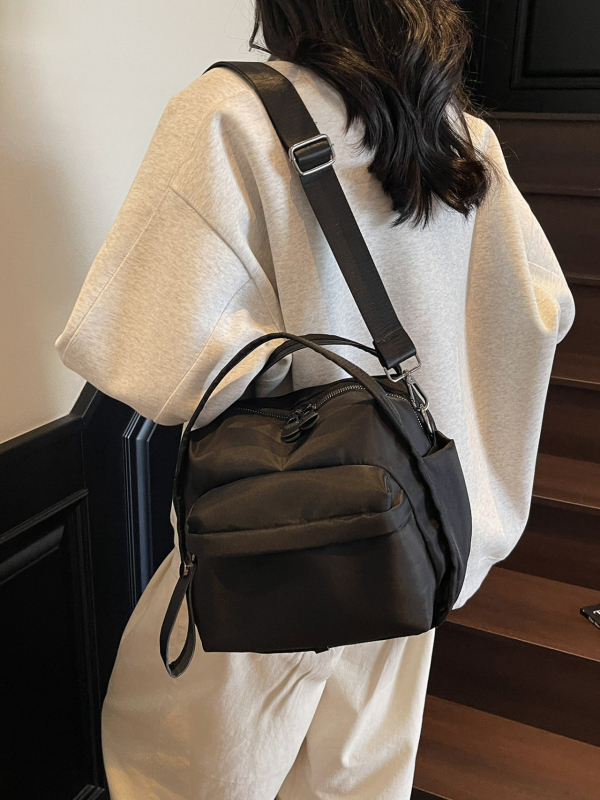 Uniszex nylon crossbody táska, vízszintes négyzet alakú forma, cipzáras nyitás, laminált belső zseb