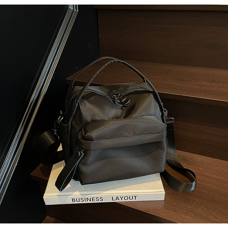 Uniszex nylon crossbody táska, vízszintes négyzet alakú forma, cipzáras nyitás, laminált belső zseb