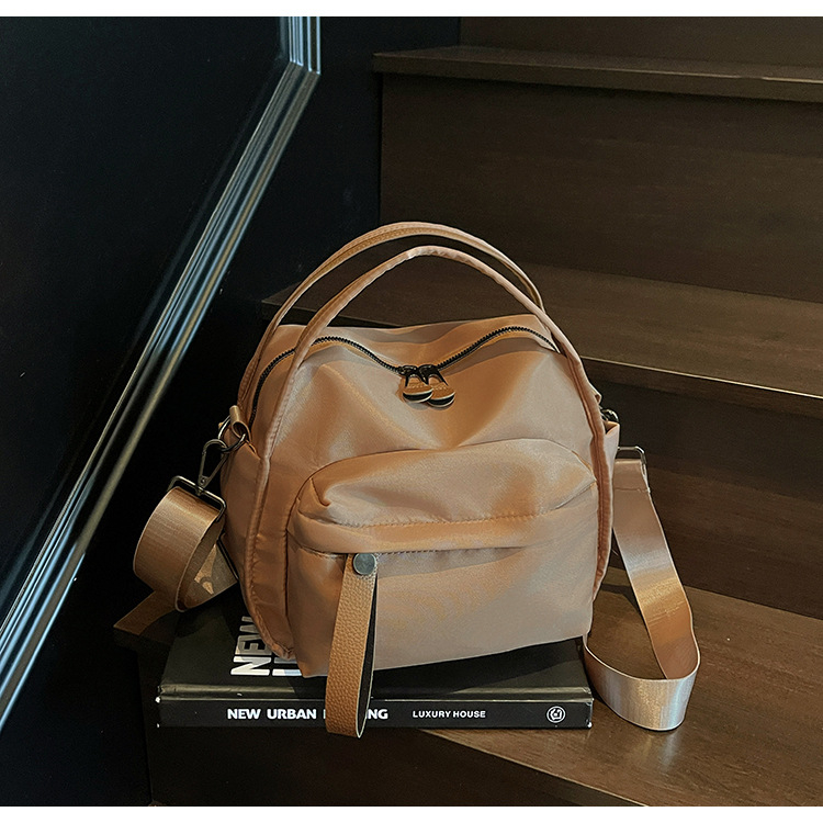 Uniszex nylon crossbody táska, vízszintes négyzet alakú forma, cipzáras nyitás, laminált belső zseb