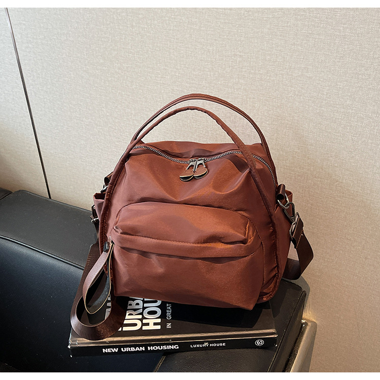 Uniszex nylon crossbody táska, vízszintes négyzet alakú forma, cipzáras nyitás, laminált belső zseb