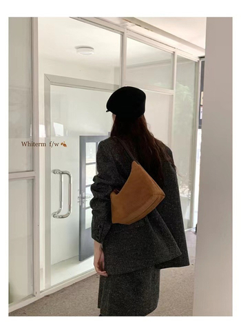 Utcai stílusú női plüss kézitáska mágneszárral és belső zsebekkel telefonhoz és cipzáras zsebbel