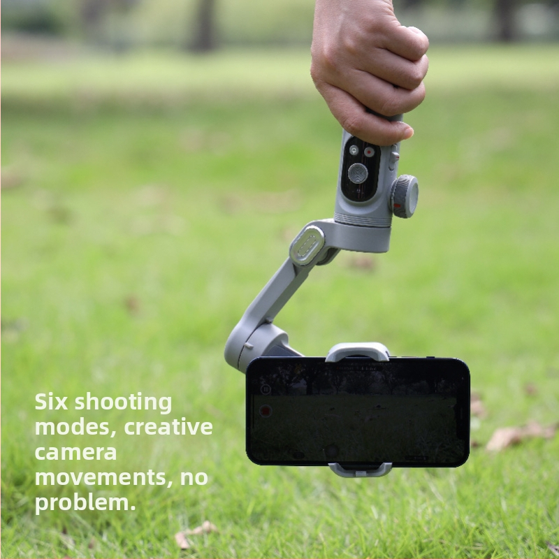 Okawa háromtengelyes okostelefon-stabilizátor arcfelismeréssel, kézi gimbal videókhoz; kompatibil telefonok 88 mm szélességig és 280 g súlyig; készülék súlya 295 g; kézi telepítés; 2022-ben jelent meg; 1 éves garancia.