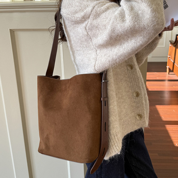 Bucket Bag – урбан минималистичен стил, замш, подплата от синтетична кожа, магнитно закопчаване, една презрамка