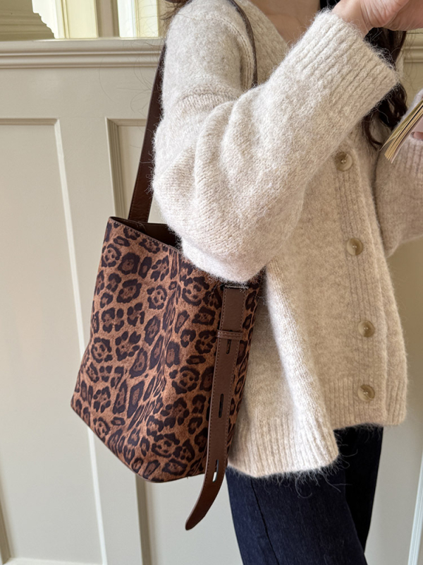 Bucket Bag – урбан минималистичен стил, замш, подплата от синтетична кожа, магнитно закопчаване, една презрамка