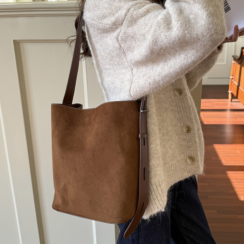 Bucket Bag – урбан минималистичен стил, замш, подплата от синтетична кожа, магнитно закопчаване, една презрамка