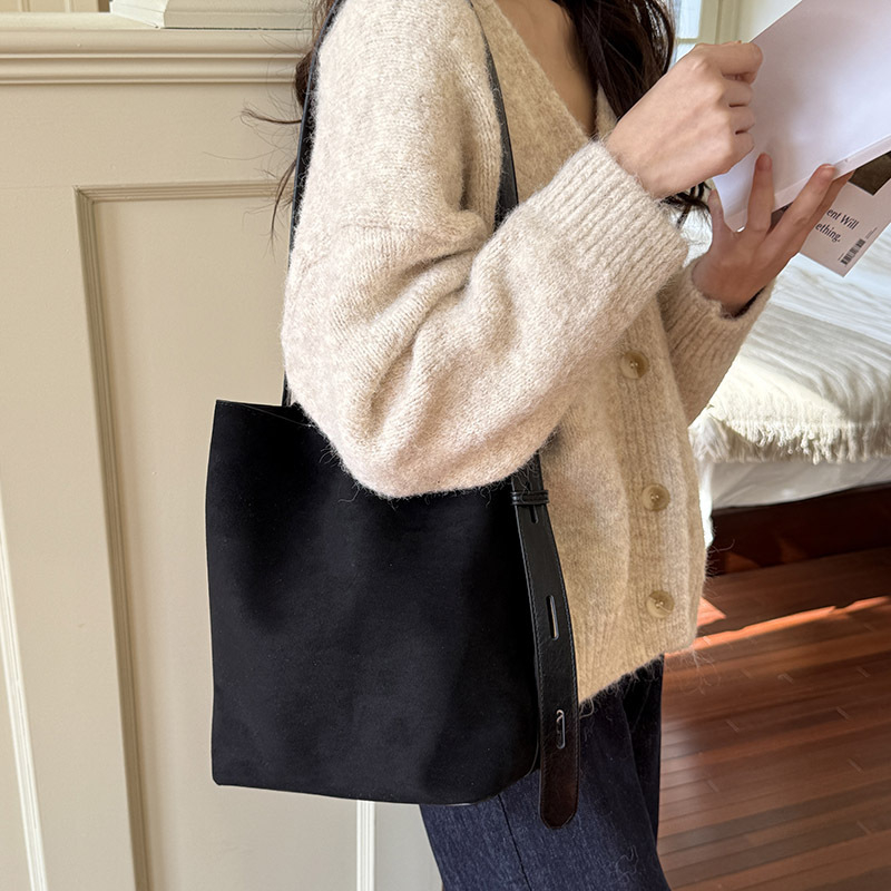 Bucket Bag – урбан минималистичен стил, замш, подплата от синтетична кожа, магнитно закопчаване, една презрамка