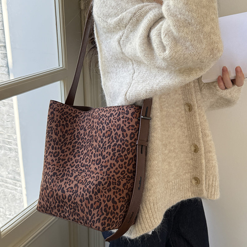 Bucket Bag – урбан минималистичен стил, замш, подплата от синтетична кожа, магнитно закопчаване, една презрамка