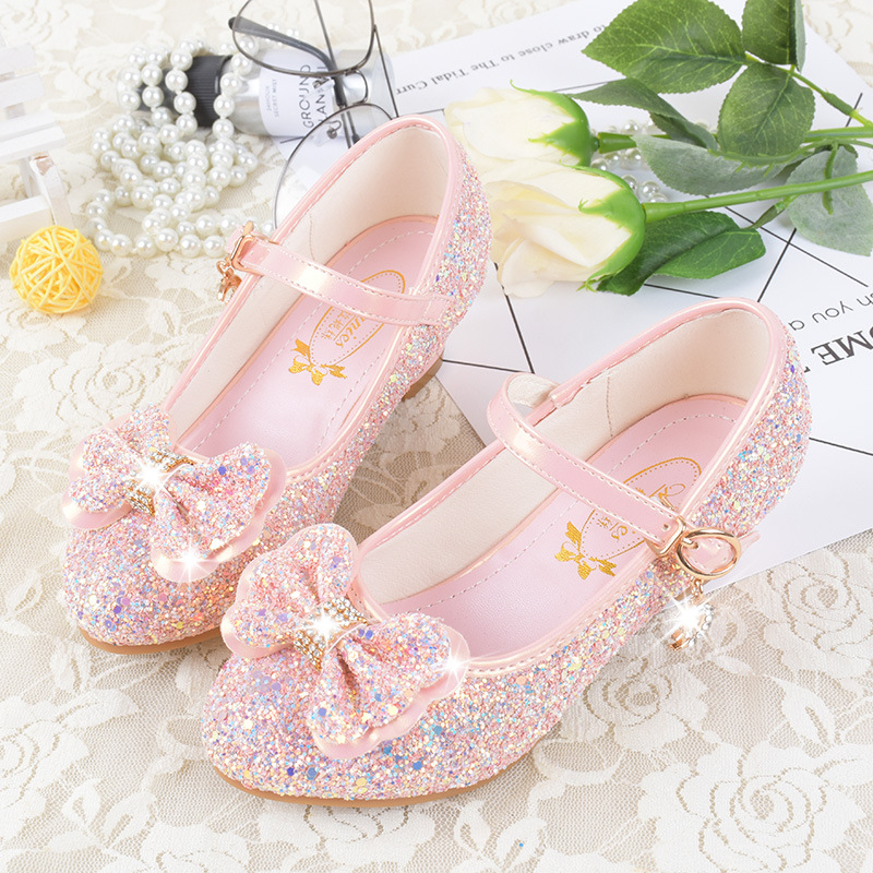 Lányoknak készült alacsony sarkú cipő, koreai stílusú masnival és kristály díszítéssel, hercegnő stílus — Felső része Ultrafilm bőr, Talp műanyag, Belső PU