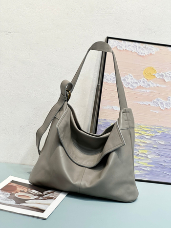 Чанта за рамо – кожа от първия слой телешка кожа, мека, капак за затваряне, хоризонтална квадратна форма, подплата от полиестер