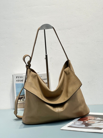 Чанта за рамо – кожа от първия слой телешка кожа, мека, капак за затваряне, хоризонтална квадратна форма, подплата от полиестер