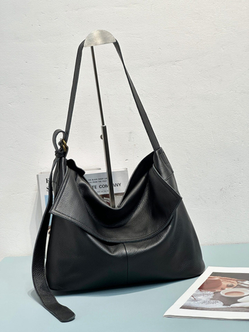 Чанта за рамо – кожа от първия слой телешка кожа, мека, капак за затваряне, хоризонтална квадратна форма, подплата от полиестер