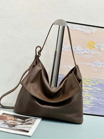 Чанта за рамо – кожа от първия слой телешка кожа, мека, капак за затваряне, хоризонтална квадратна форма, подплата от полиестер