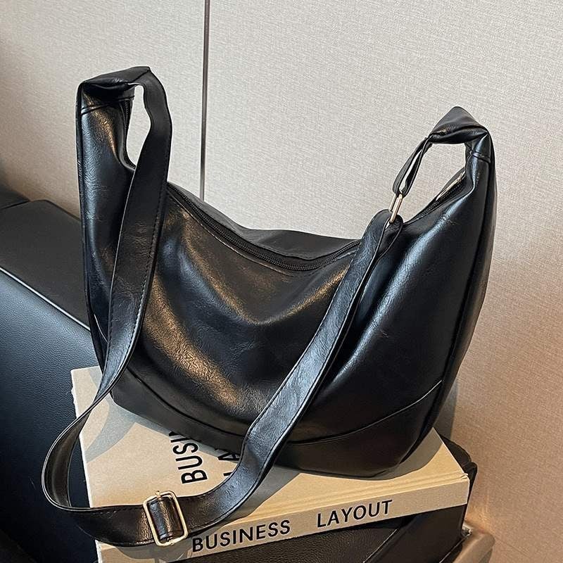 Tote bag – градска простота (PU материал; хоризонтална квадратна форма; нейлонова подплата; цип)