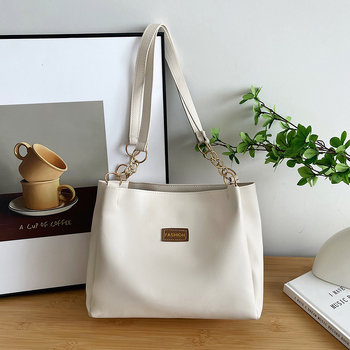 Női PU tote táska – street fashion stílus, horizontális négyzet alakú forma, cipzáras zárás, tavasz 2025