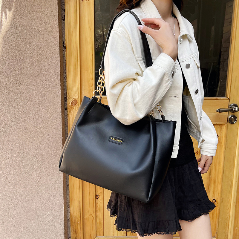 Női PU tote táska – street fashion stílus, horizontális négyzet alakú forma, cipzáras zárás, tavasz 2025