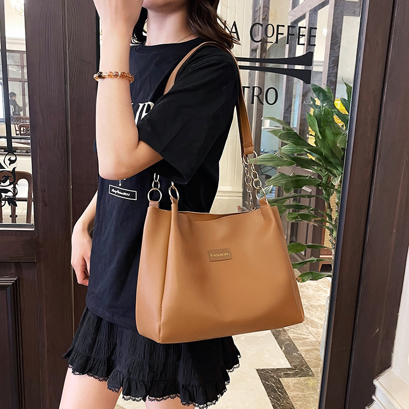 Női PU tote táska – street fashion stílus, horizontális négyzet alakú forma, cipzáras zárás, tavasz 2025