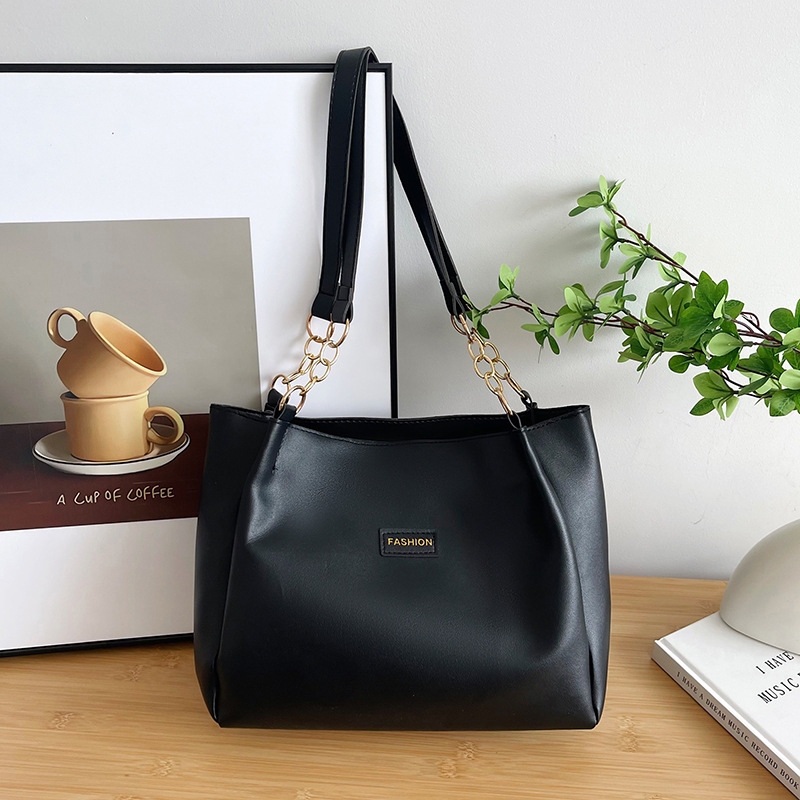 Női PU tote táska – street fashion stílus, horizontális négyzet alakú forma, cipzáras zárás, tavasz 2025