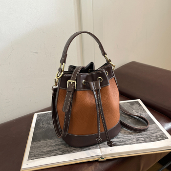 XMM hengeralakú PU váll- és keresztpántos táska húzózáras zsebbel