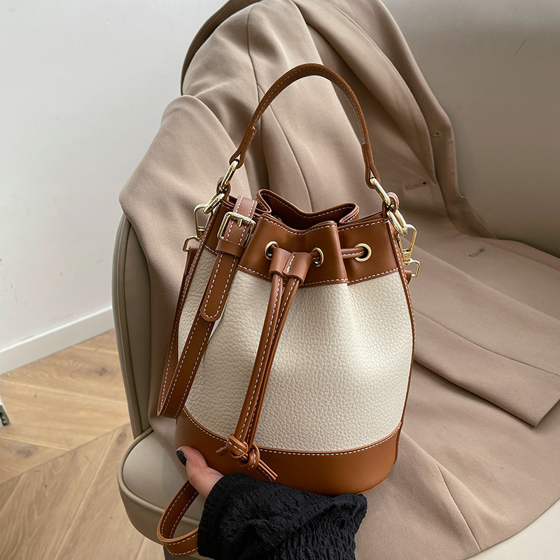 XMM hengeralakú PU váll- és keresztpántos táska húzózáras zsebbel