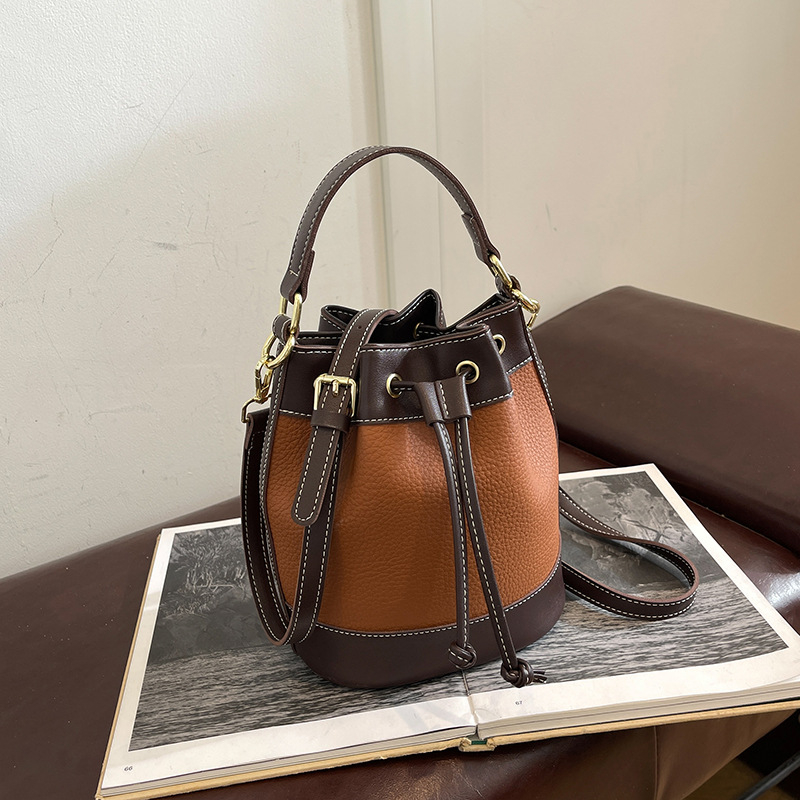 XMM hengeralakú PU váll- és keresztpántos táska húzózáras zsebbel