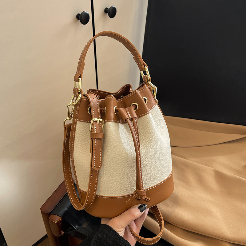 XMM hengeralakú PU váll- és keresztpántos táska húzózáras zsebbel