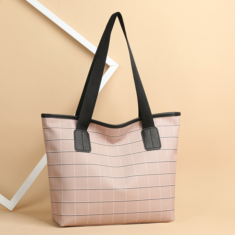 PU tote táska kockás mintázattal, cipzáras zárás, puha szerkezet, nagy kapacitás, belső cipzáras zseb és kártyatartó zseb
