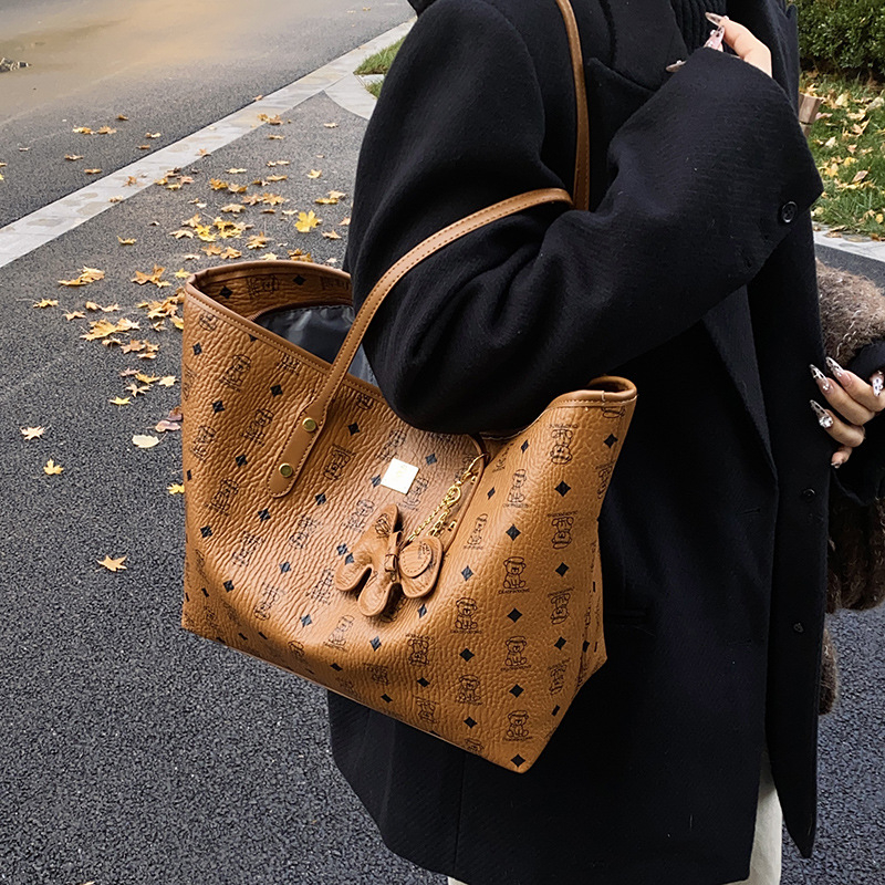 Ženska Tote torba velike kapacitete, PU materijal, vodoravnog kvadratnog oblika, zatvaranje na zip, podstava od poliestera, unutarnja džep sa zipom