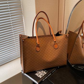 PU-anyagú keresztbody válltáska, függőleges négyzetes forma, cipzáras zárás, belső zseb a telefonhoz és azonosítóhoz, párnázás nélküli