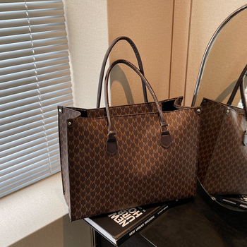 PU-anyagú keresztbody válltáska, függőleges négyzetes forma, cipzáras zárás, belső zseb a telefonhoz és azonosítóhoz, párnázás nélküli