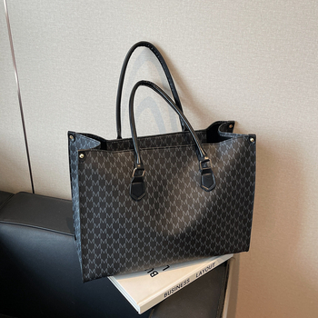 PU-anyagú keresztbody válltáska, függőleges négyzetes forma, cipzáras zárás, belső zseb a telefonhoz és azonosítóhoz, párnázás nélküli