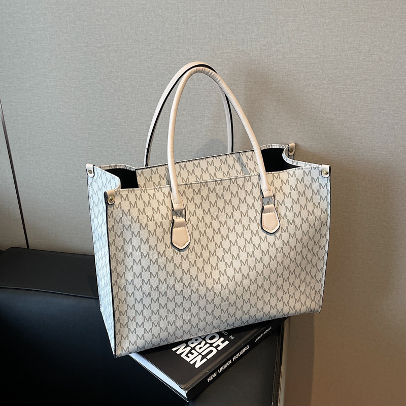 PU-anyagú keresztbody válltáska, függőleges négyzetes forma, cipzáras zárás, belső zseb a telefonhoz és azonosítóhoz, párnázás nélküli