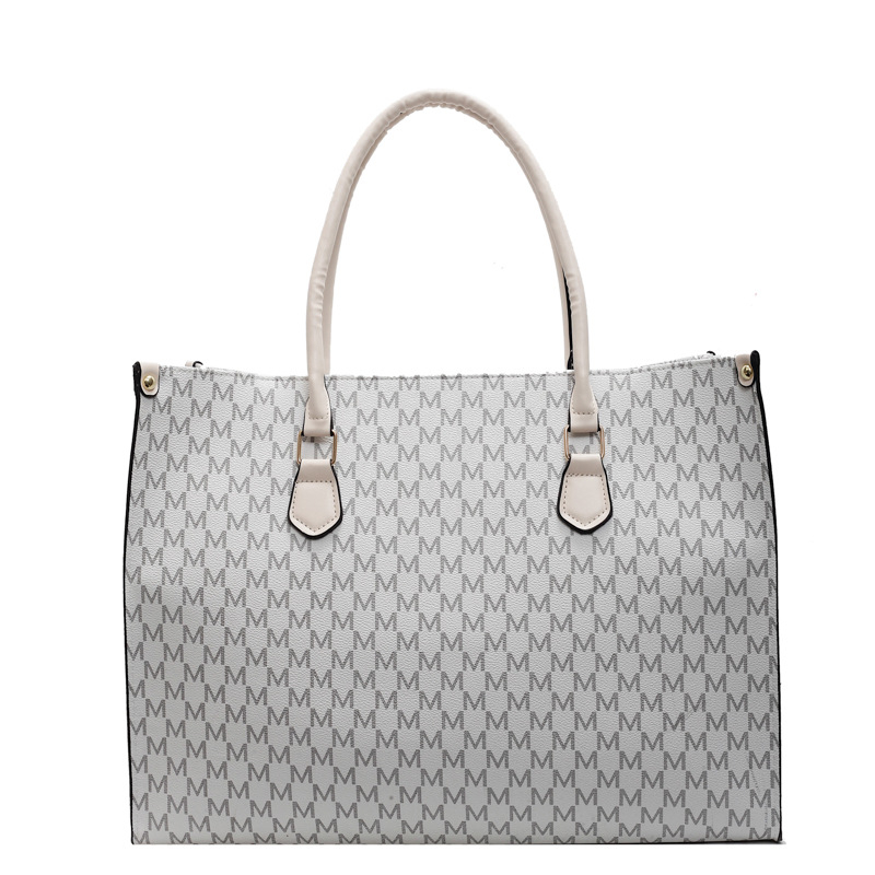 PU-anyagú keresztbody válltáska, függőleges négyzetes forma, cipzáras zárás, belső zseb a telefonhoz és azonosítóhoz, párnázás nélküli