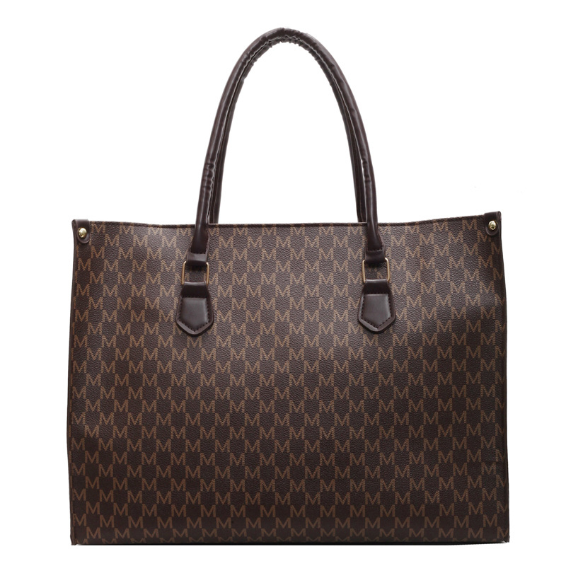 PU-anyagú keresztbody válltáska, függőleges négyzetes forma, cipzáras zárás, belső zseb a telefonhoz és azonosítóhoz, párnázás nélküli