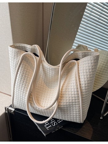 PU anyagú tote táska mágneses zárással, rejtett cipzáras zsebbel, poliészter bélés, nagy kapacitású