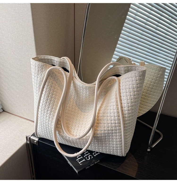 PU anyagú tote táska mágneses zárással, rejtett cipzáras zsebbel, poliészter bélés, nagy kapacitású