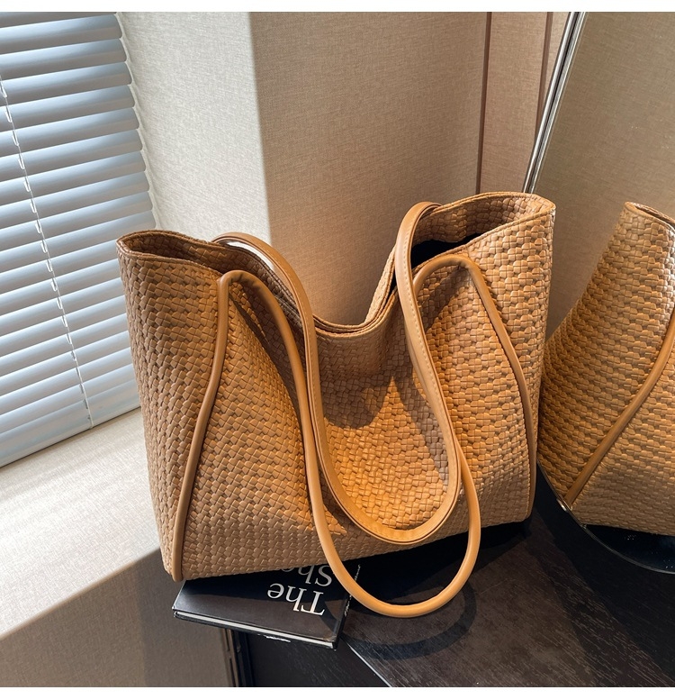 PU anyagú tote táska mágneses zárással, rejtett cipzáras zsebbel, poliészter bélés, nagy kapacitású