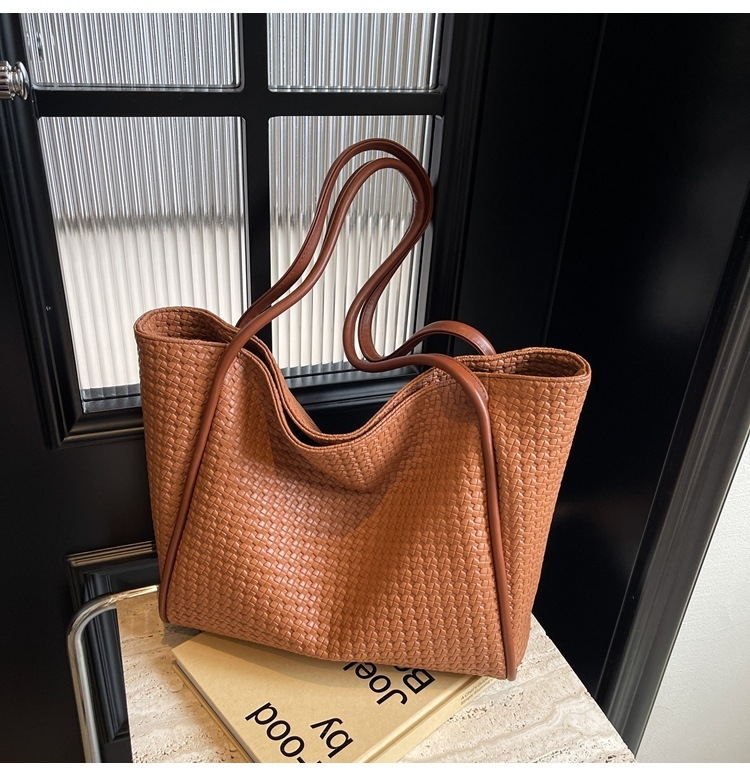 PU anyagú tote táska mágneses zárással, rejtett cipzáras zsebbel, poliészter bélés, nagy kapacitású