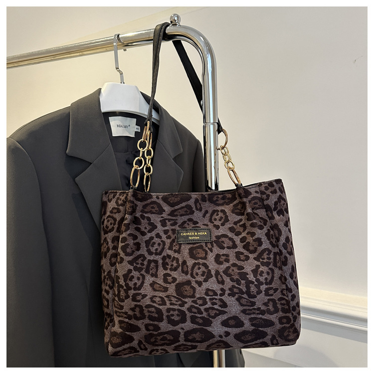 Nailoninė Tote rankinė su miesto paprastumo stiliumi, horizontali kvadrato forma, vidinė užtrauktuko kišenė, poliesterio pamušalas