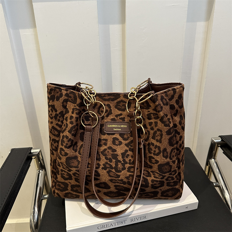 Nailoninė Tote rankinė su miesto paprastumo stiliumi, horizontali kvadrato forma, vidinė užtrauktuko kišenė, poliesterio pamušalas