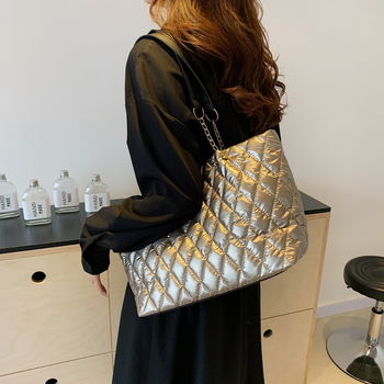 Válltáska Tote — filc anyag, vízszintes négyzetes forma, cipzáros nyitás, poliészter bélés, belső zseb a telefonhoz, dupla vállpánt